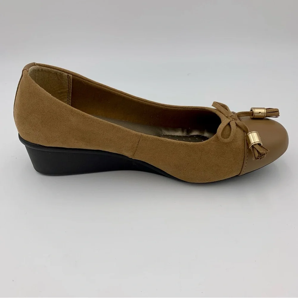 Catherine’s Wedge Heels Shoes Women Sz 9W WIDE Tan Faux Suede Comfort Bow Tassel
